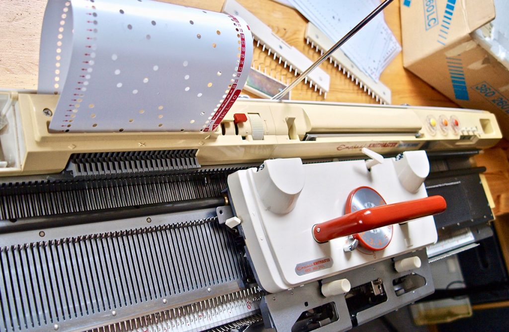 Machine Knitting lessons in the USA with Claire Newberry: How to knit ...
